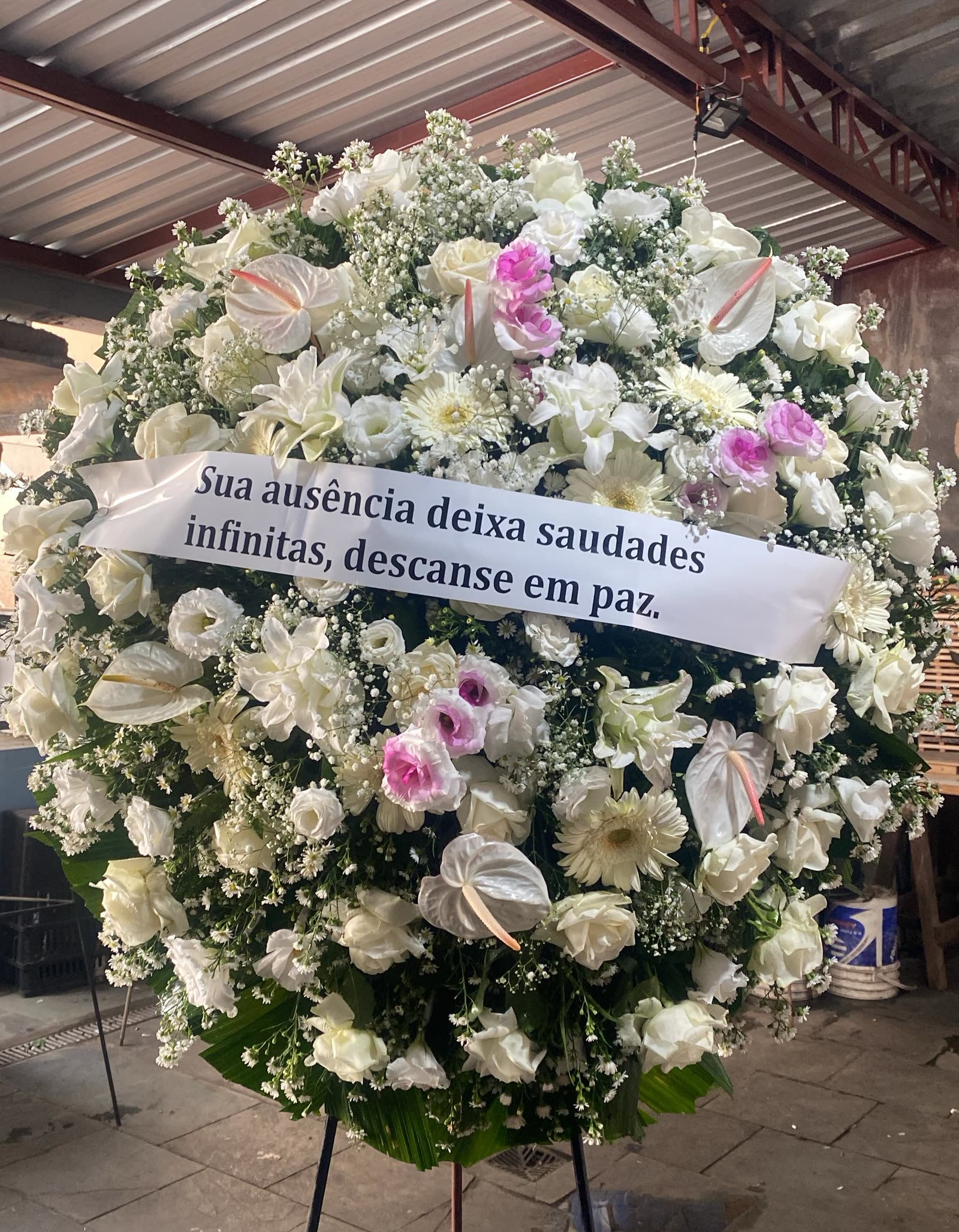 Coroa de flores branca e rosa com verde